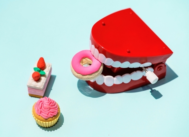 กลิ่นปาก ทำเสียบุคลิก! 5 ทางแก้ปัญหาสุขภาพฟัน วัยทำงานที่ไม่ควรละเลย